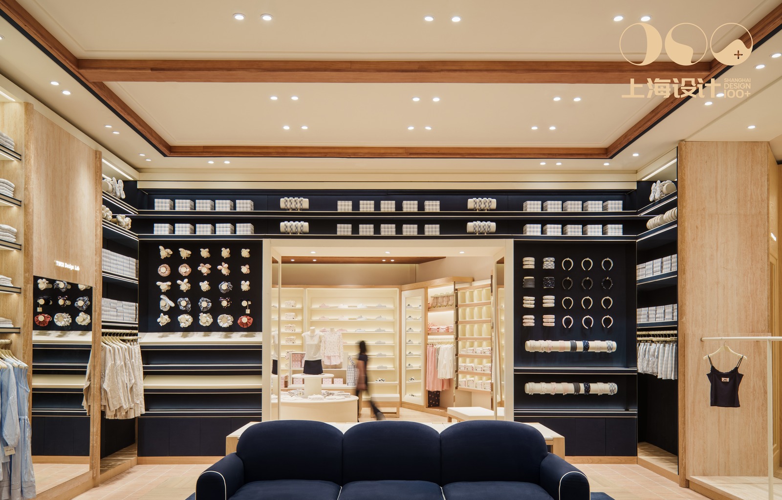 以空间组织商品展示、人的停留与品牌体验。